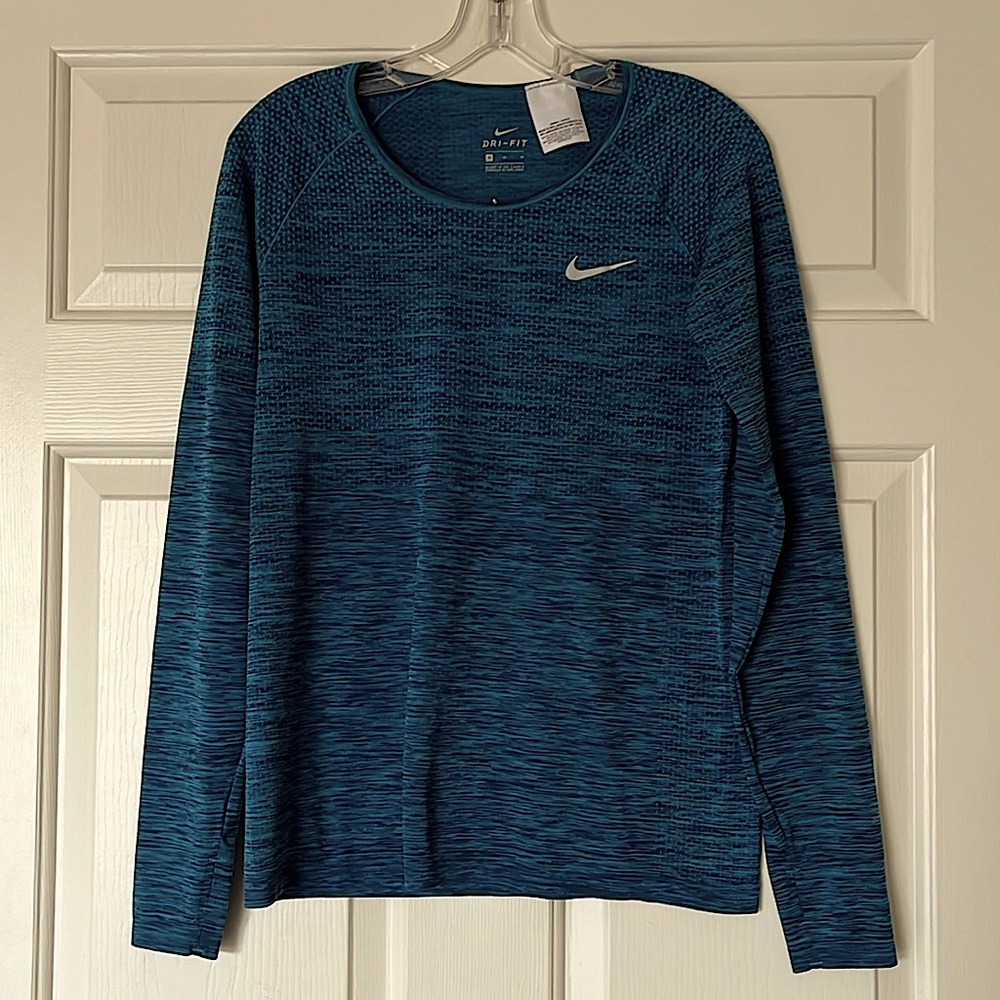 LIKE NEW. Nike Dry Fit Top. Long sleeve. size M